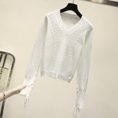 Modern női pulóver spitz nyakkivágással és megkötős ujjakkal, fehér színben