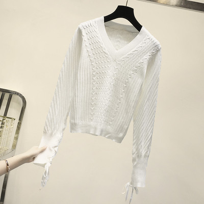 Modern női pulóver spitz nyakkivágással és megkötős ujjakkal, fehér színben