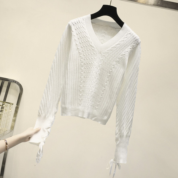 Modern női pulóver spitz nyakkivágással és megkötős ujjakkal, fehér színben