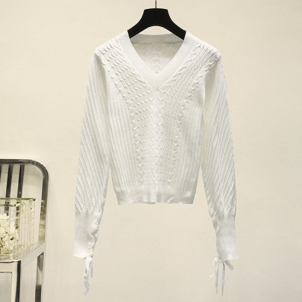 Modern női pulóver spitz nyakkivágással és megkötős ujjakkal, fehér színben