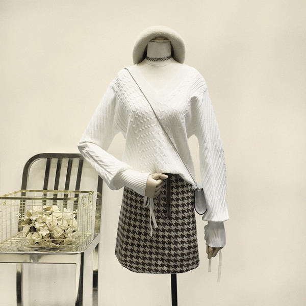 Modern női pulóver spitz nyakkivágással és megkötős ujjakkal, fehér színben