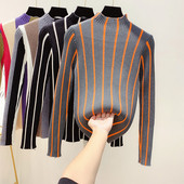 Vékony kötésből készült csíkos női pulóver alacsony gallérral