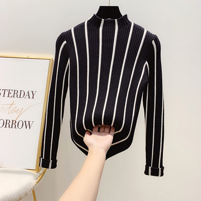 Vékony kötésből készült csíkos női pulóver alacsony gallérral