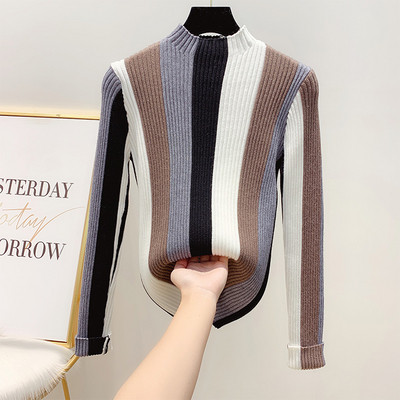 Vékony kötésből készült csíkos női pulóver alacsony gallérral