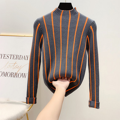 Vékony kötésből készült csíkos női pulóver alacsony gallérral