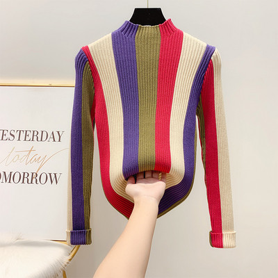 Vékony kötésből készült csíkos női pulóver alacsony gallérral