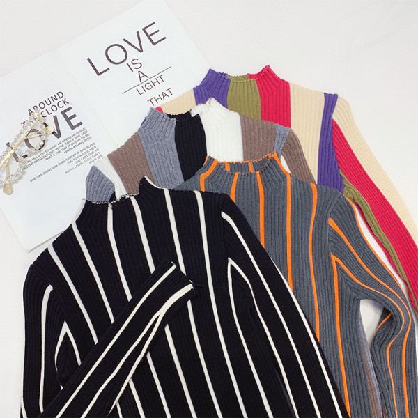 Vékony kötésből készült csíkos női pulóver alacsony gallérral