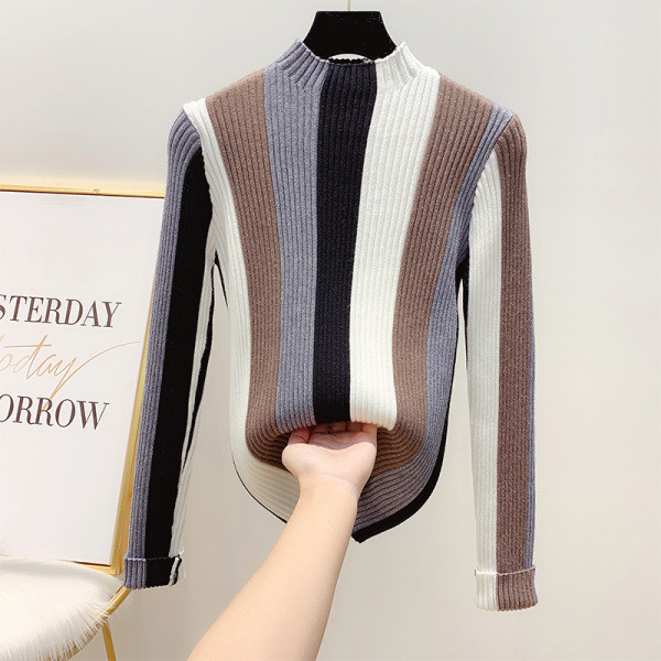 Vékony kötésből készült csíkos női pulóver alacsony gallérral