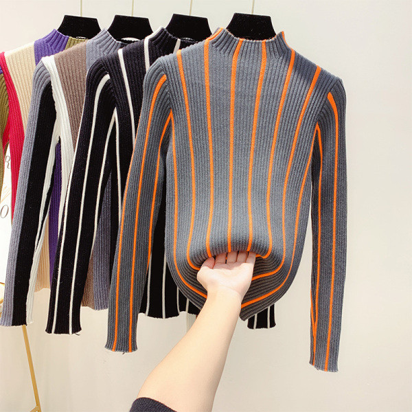 Vékony kötésből készült csíkos női pulóver alacsony gallérral