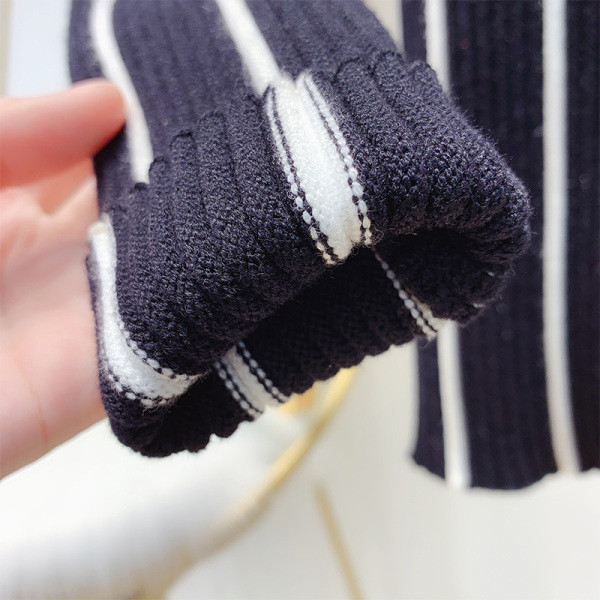 Vékony kötésből készült csíkos női pulóver alacsony gallérral