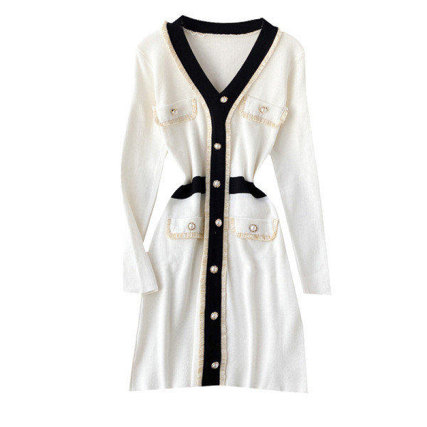 Modern női kötött ruha gombokkal és spitz nyakkivágással fekete-fehér színben