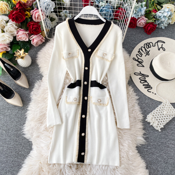 Modern női kötött ruha gombokkal és spitz nyakkivágással fekete-fehér színben