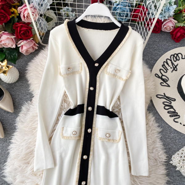 Modern női kötött ruha gombokkal és spitz nyakkivágással fekete-fehér színben