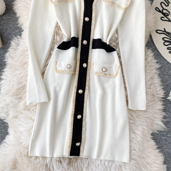 Modern női kötött ruha gombokkal és spitz nyakkivágással fekete-fehér színben