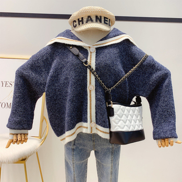 Széles modellű női kardigán kék-fehér gombokkal