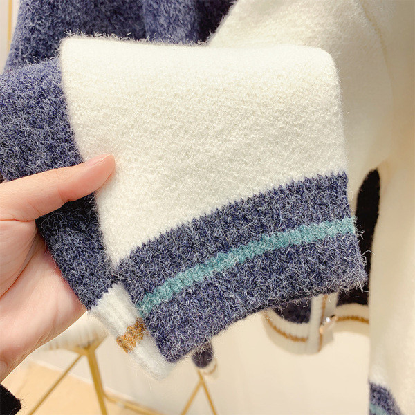 Széles modellű női kardigán kék-fehér gombokkal