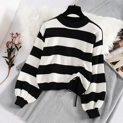 Csíkos női pulóver kerek nyakkivágással - rövid kék, fekete és rózsaszín modell