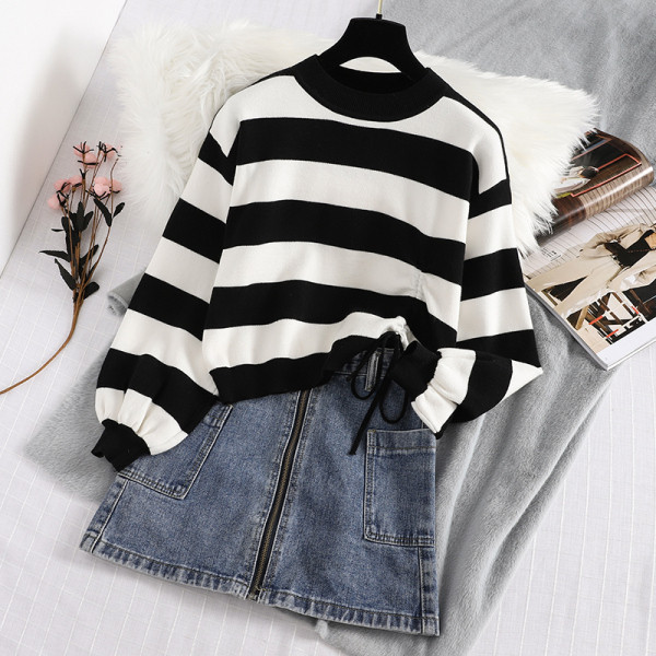 Csíkos női pulóver kerek nyakkivágással - rövid kék, fekete és rózsaszín modell