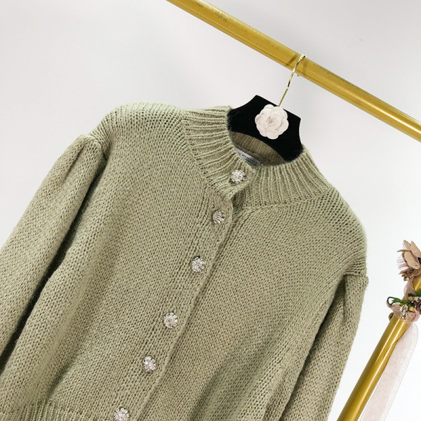 Modern női mellény gombokkal és bivalyos ujjal