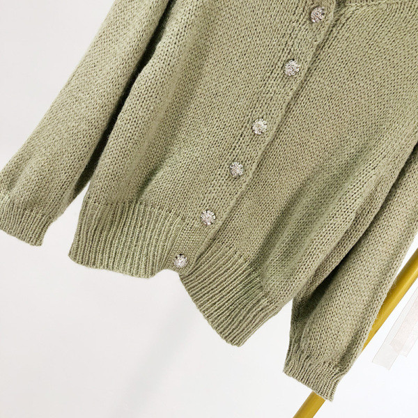 Modern női mellény gombokkal és bivalyos ujjal