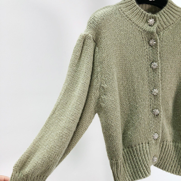 Modern női mellény gombokkal és bivalyos ujjal