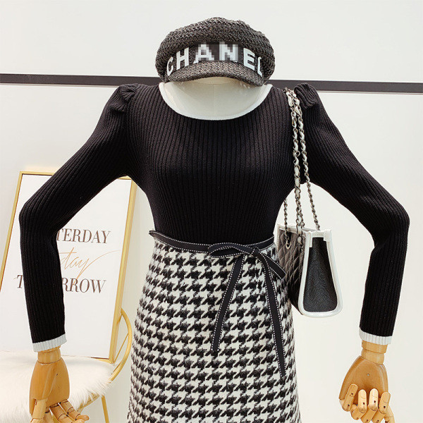 Vékony kötésből készült női pulóver puffos ujjakkal, fehér és fekete színben