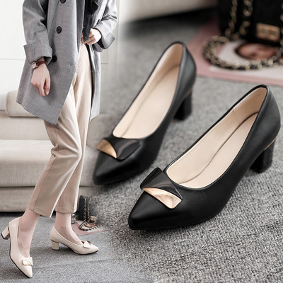Дамски модерни есенни  обувки с нисък ток заострен модел в черен и бежов цвят 