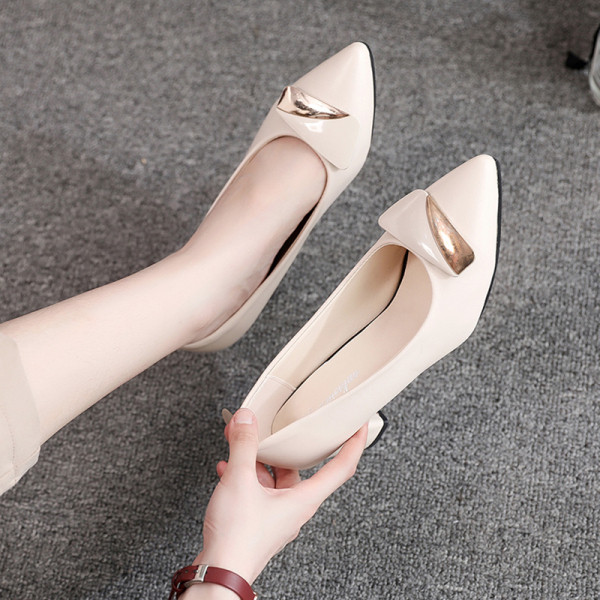 Női modern őszi cipő alacsony sarkú hegyes modellel fekete és bézs színben