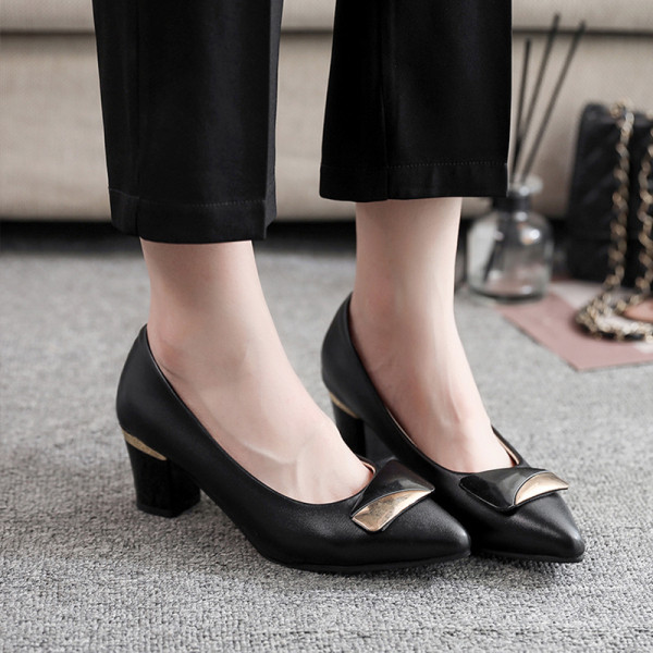 Női modern őszi cipő alacsony sarkú hegyes modellel fekete és bézs színben