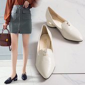 Női hegyes műbőr cipő vastag alacsony sarkú fekete-fehér színben