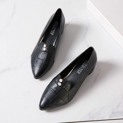 Női hegyes műbőr cipő vastag alacsony sarkú fekete-fehér színben