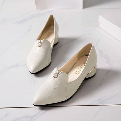 Női hegyes műbőr cipő vastag alacsony sarkú fekete-fehér színben