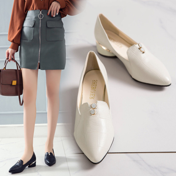 Női hegyes műbőr cipő vastag alacsony sarkú fekete-fehér színben