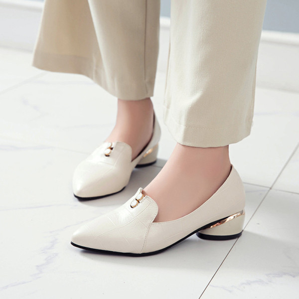 Női hegyes műbőr cipő vastag alacsony sarkú fekete-fehér színben