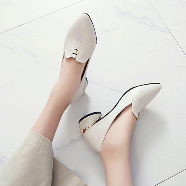 Női hegyes műbőr cipő vastag alacsony sarkú fekete-fehér színben