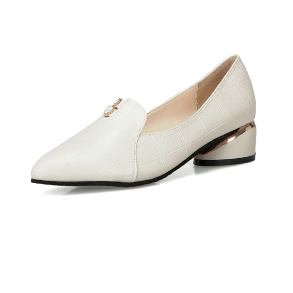 Női hegyes műbőr cipő vastag alacsony sarkú fekete-fehér színben