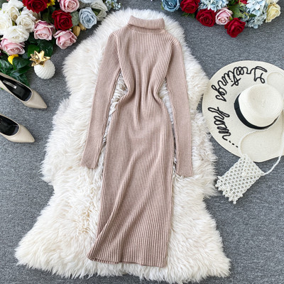 Alkalmi női kötött ruha térd feletti hosszúsággal és magas pólógallérral