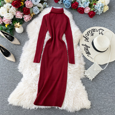 Alkalmi női kötött ruha térd feletti hosszúsággal és magas pólógallérral