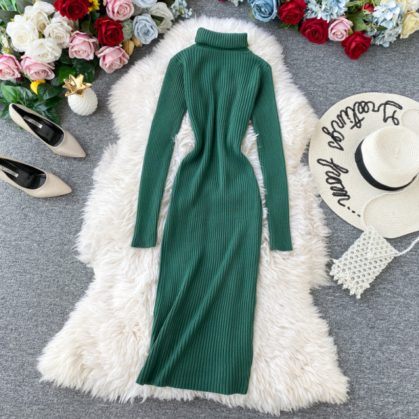 Alkalmi női kötött ruha térd feletti hosszúsággal és magas pólógallérral