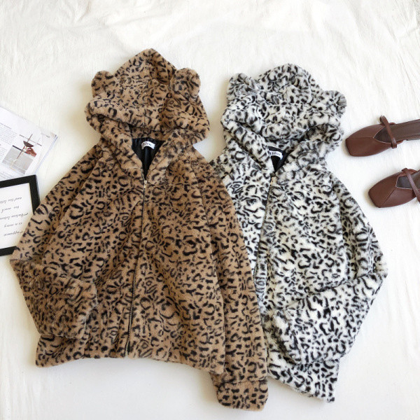 Női pulóver fehér és barna színben, leopárd mintával és cipzárral