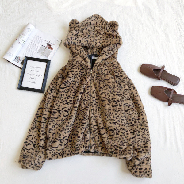 Női pulóver fehér és barna színben, leopárd mintával és cipzárral