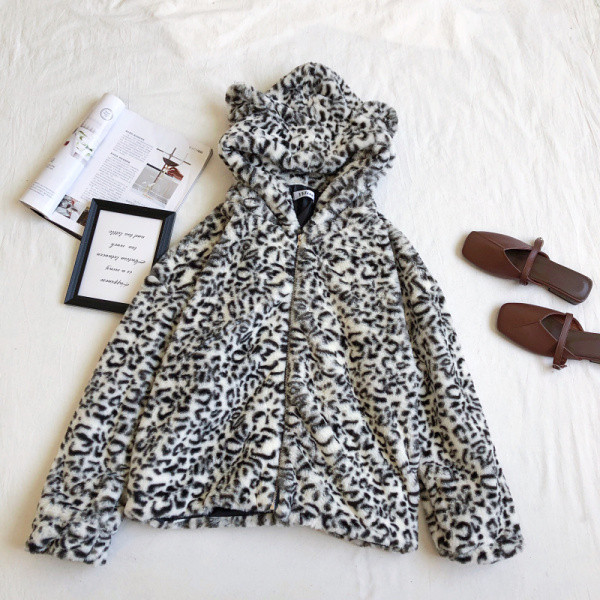 Női pulóver fehér és barna színben, leopárd mintával és cipzárral