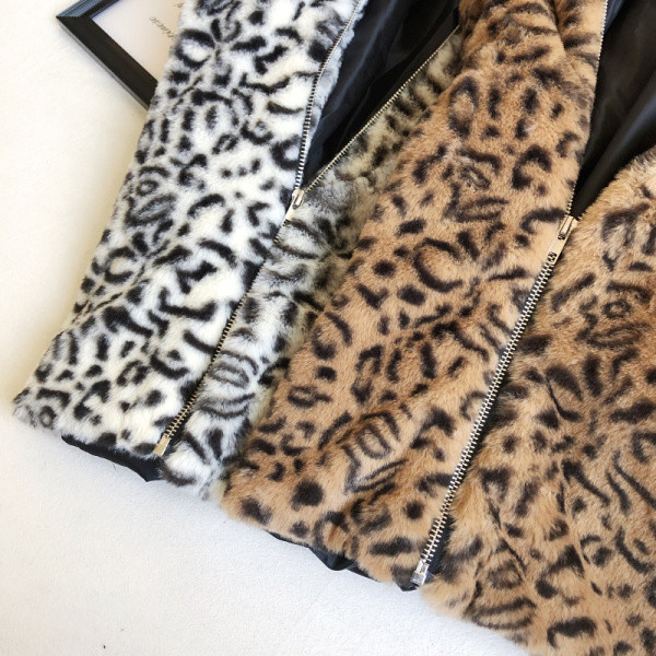 Női pulóver fehér és barna színben, leopárd mintával és cipzárral