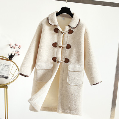 Őszre és télre alkalmas kabát klasszikus gallérral, gombokkal és zsebekkel, fehér színben