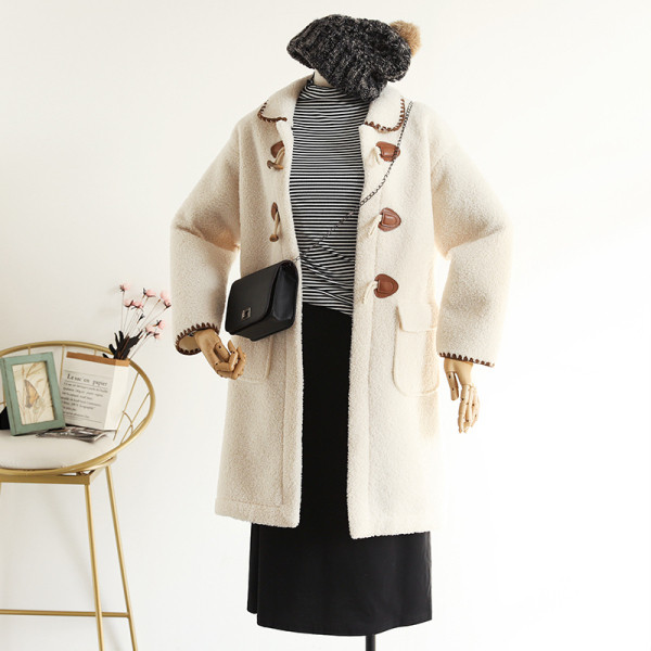 Őszre és télre alkalmas kabát klasszikus gallérral, gombokkal és zsebekkel, fehér színben