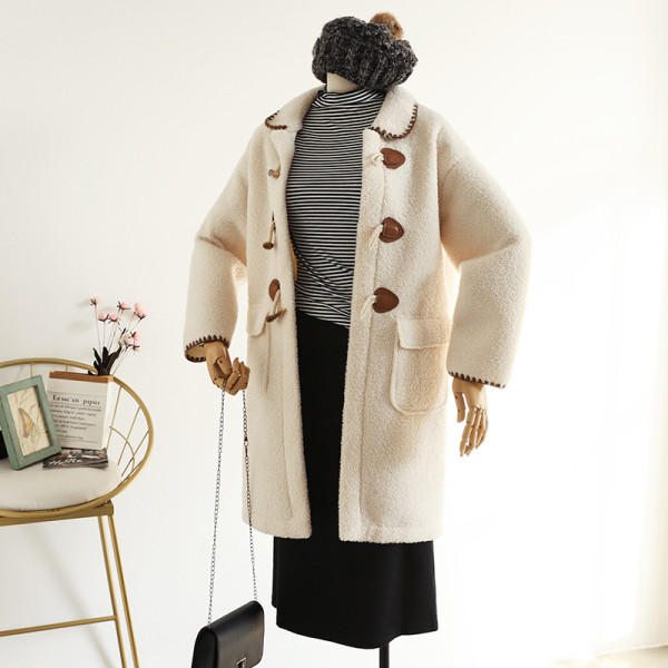 Őszre és télre alkalmas kabát klasszikus gallérral, gombokkal és zsebekkel, fehér színben