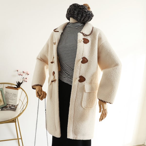 Őszre és télre alkalmas kabát klasszikus gallérral, gombokkal és zsebekkel, fehér színben