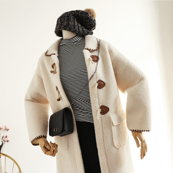 Őszre és télre alkalmas kabát klasszikus gallérral, gombokkal és zsebekkel, fehér színben