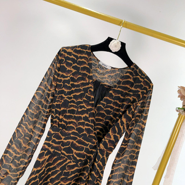 Női sifon ruha állatmintás, spitz nyakkivágással