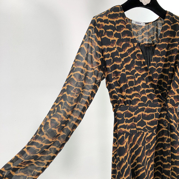 Női sifon ruha állatmintás, spitz nyakkivágással